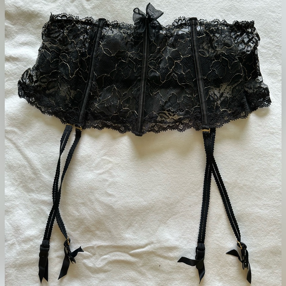 NWOT Vintage 2008 Victoria’s Secret Garter Belt Suspender Black and Gold Lace